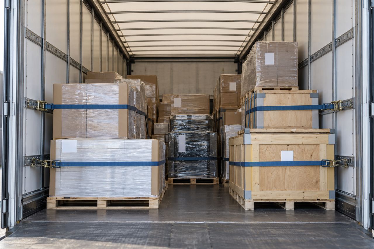 Interior de un semirremolque cargado con palets de grupaje